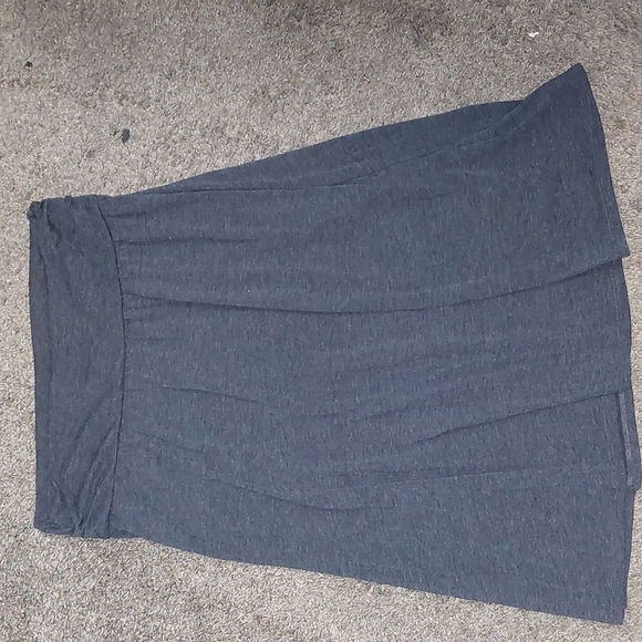 GNW Dresses & Skirts - Grey skirt below knees size Large